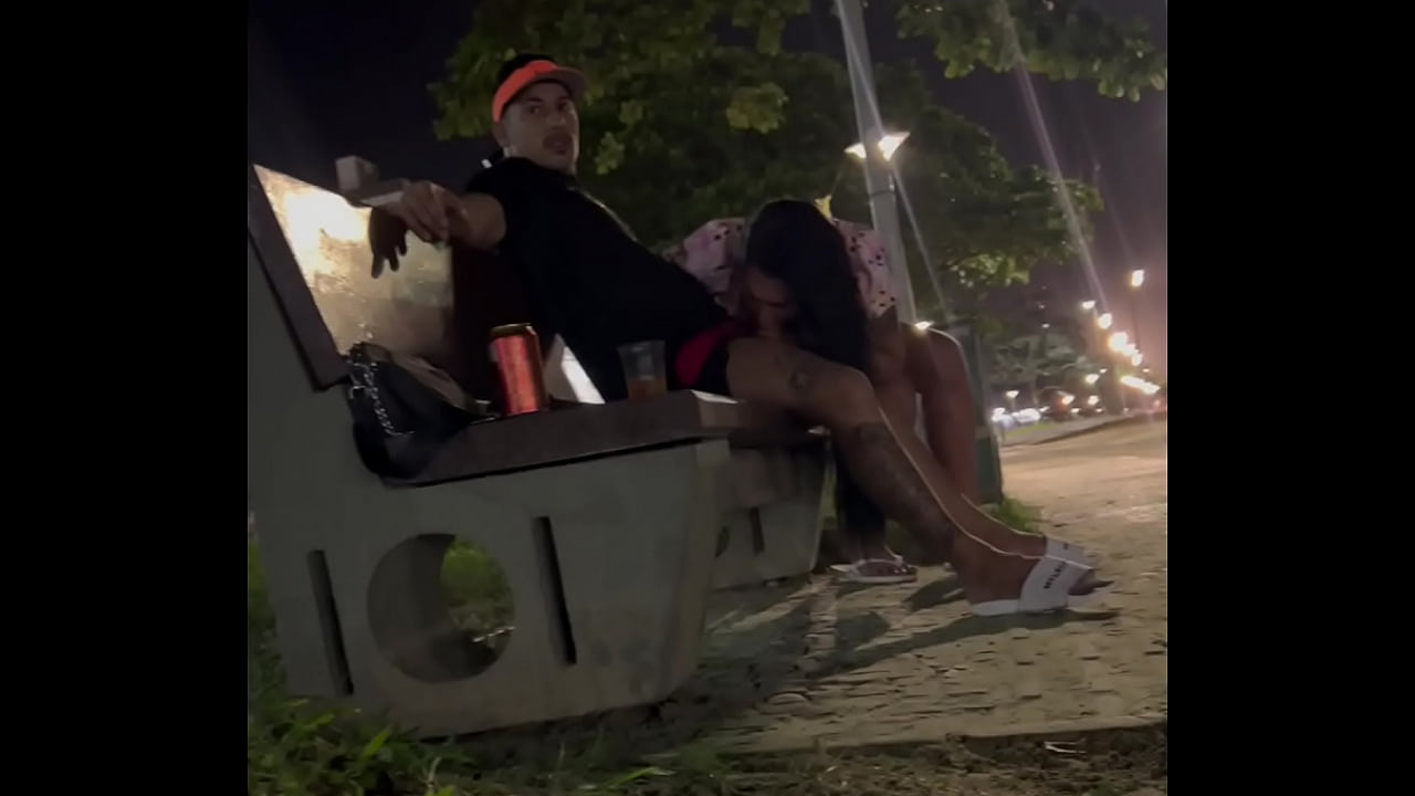 Transexual Brasileña chupandole la pija a un vato en una banca publica